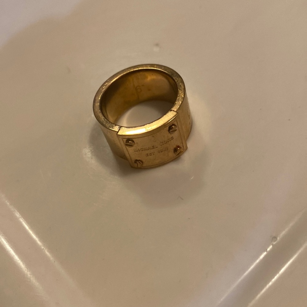 💖💖Michael Kors // Rose Gold Ring with nameplate